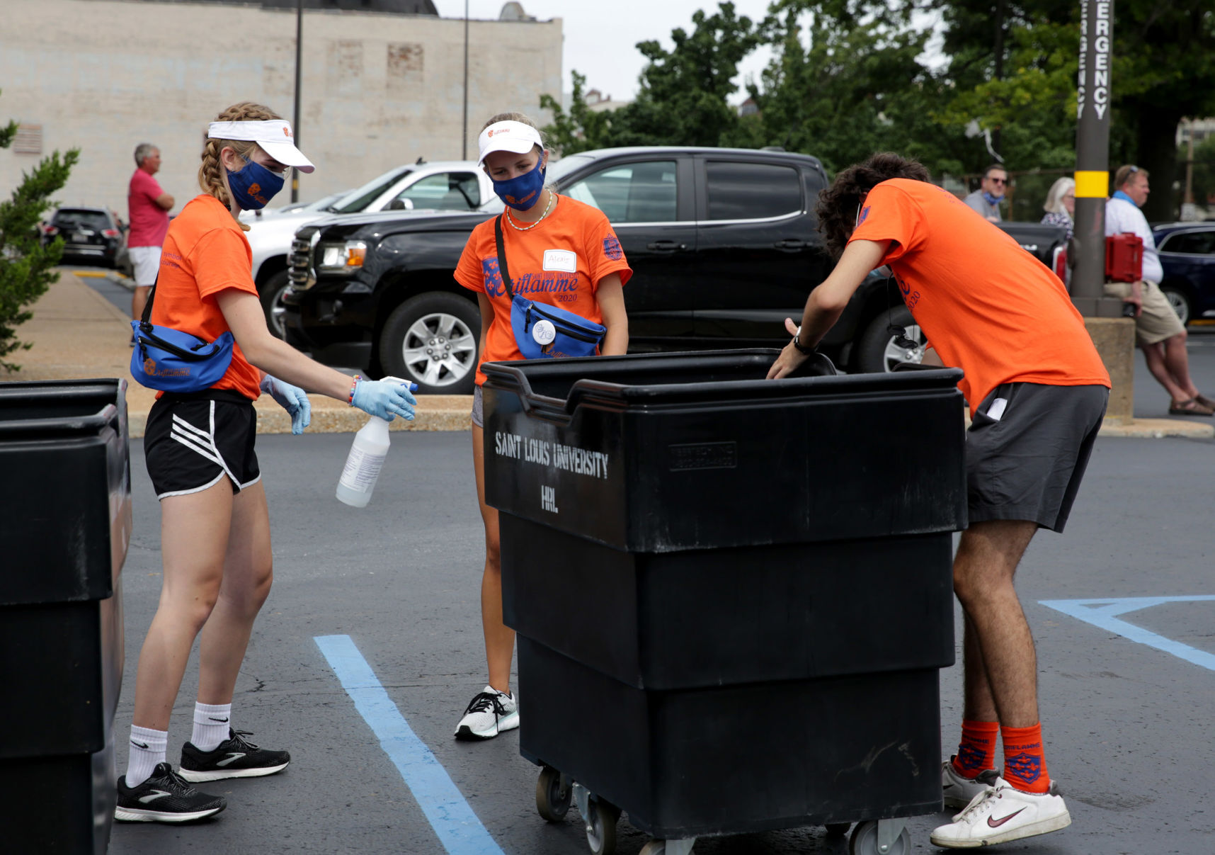 SLU freshmen move in to dorms